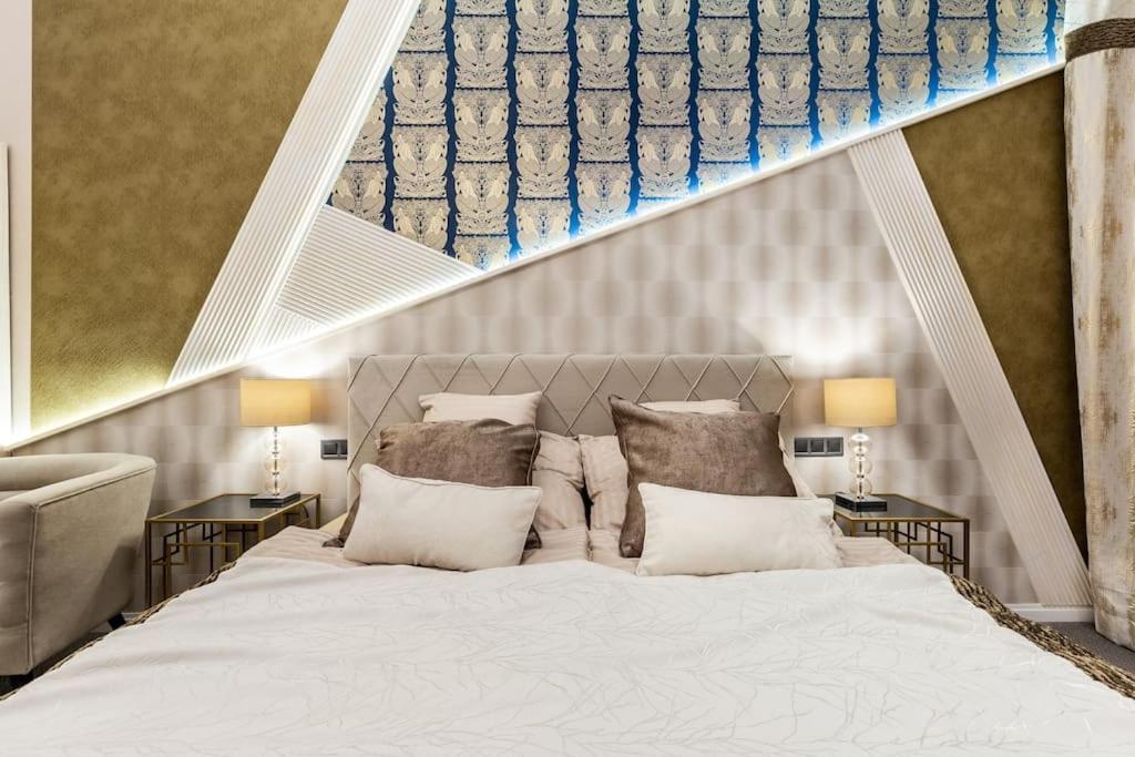 Luxurious In The Center Apartment
