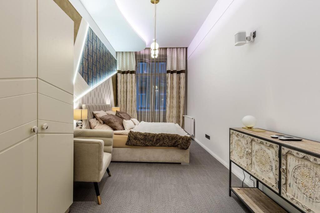Luxurious In The Center Apartment